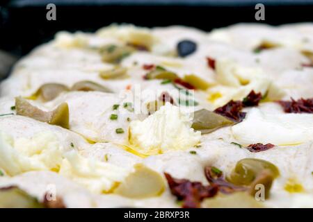 Focaccia italiana lievitata fatta in casa, pane italiano piano cotto al forno, simile per stile e consistenza alla pasta per pizza. Foto Stock