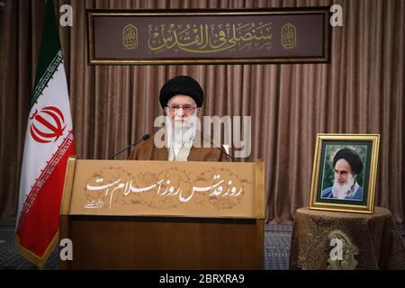 Teheran, Iran. 22 maggio 2020. Una foto resa disponibile dall'ufficio del leader supremo dell'Iran mostra, Ayatollah ALI KHAMENEI rivolgendosi alla nazione attraverso un discorso televisivo in diretta in occasione del giorno al-Quds (giorno di Gerusalemme), a Teheran, Iran. Khamenei venerdì ha definito Israele un 'tumore canceroso' che 'sarà senza dubbio sradicato e distrutto' in un discorso annuale a sostegno dei palestinesi, rinnovando le minacce contro il nemico dei mideasti iraniani. Il raduno annuale della Giornata del Quds a Teheran non si tiene a causa della diffusione del virus della SARS coronavirus COV-2, che causa la malattia di COVID-19. (Credit Image: © Iranian Supre Foto Stock