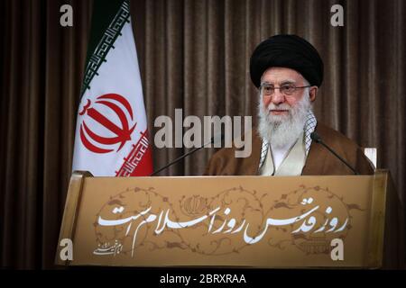 Teheran, Iran. 22 maggio 2020. Una foto resa disponibile dall'ufficio del leader supremo dell'Iran mostra, Ayatollah ALI KHAMENEI rivolgendosi alla nazione attraverso un discorso televisivo in diretta in occasione del giorno al-Quds (giorno di Gerusalemme), a Teheran, Iran. Khamenei venerdì ha definito Israele un 'tumore canceroso' che 'sarà senza dubbio sradicato e distrutto' in un discorso annuale a sostegno dei palestinesi, rinnovando le minacce contro il nemico dei mideasti iraniani. Il raduno annuale della Giornata del Quds a Teheran non si tiene a causa della diffusione del virus della SARS coronavirus COV-2, che causa la malattia di COVID-19. (Credit Image: © Iranian Supre Foto Stock