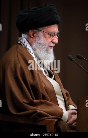 Teheran, Iran. 22 maggio 2020. Una foto resa disponibile dall'ufficio del leader supremo dell'Iran mostra, Ayatollah ALI KHAMENEI rivolgendosi alla nazione attraverso un discorso televisivo in diretta in occasione del giorno al-Quds (giorno di Gerusalemme), a Teheran, Iran. Khamenei venerdì ha definito Israele un 'tumore canceroso' che 'sarà senza dubbio sradicato e distrutto' in un discorso annuale a sostegno dei palestinesi, rinnovando le minacce contro il nemico dei mideasti iraniani. Il raduno annuale della Giornata del Quds a Teheran non si tiene a causa della diffusione del virus della SARS coronavirus COV-2, che causa la malattia di COVID-19. (Credit Image: © Iranian Supre Foto Stock