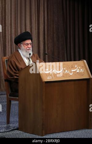 Teheran, Iran. 22 maggio 2020. Una foto resa disponibile dall'ufficio del leader supremo dell'Iran mostra, Ayatollah ALI KHAMENEI rivolgendosi alla nazione attraverso un discorso televisivo in diretta in occasione del giorno al-Quds (giorno di Gerusalemme), a Teheran, Iran. Khamenei venerdì ha definito Israele un 'tumore canceroso' che 'sarà senza dubbio sradicato e distrutto' in un discorso annuale a sostegno dei palestinesi, rinnovando le minacce contro il nemico dei mideasti iraniani. Il raduno annuale della Giornata del Quds a Teheran non si tiene a causa della diffusione del virus della SARS coronavirus COV-2, che causa la malattia di COVID-19. (Credit Image: © Iranian Supre Foto Stock