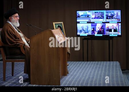 Teheran, Iran. 22 maggio 2020. Una foto resa disponibile dall'ufficio del leader supremo dell'Iran mostra, Ayatollah ALI KHAMENEI rivolgendosi alla nazione attraverso un discorso televisivo in diretta in occasione del giorno al-Quds (giorno di Gerusalemme), a Teheran, Iran. Khamenei venerdì ha definito Israele un 'tumore canceroso' che 'sarà senza dubbio sradicato e distrutto' in un discorso annuale a sostegno dei palestinesi, rinnovando le minacce contro il nemico dei mideasti iraniani. Il raduno annuale della Giornata del Quds a Teheran non si tiene a causa della diffusione del virus della SARS coronavirus COV-2, che causa la malattia di COVID-19. (Credit Image: © Iranian Supre Foto Stock