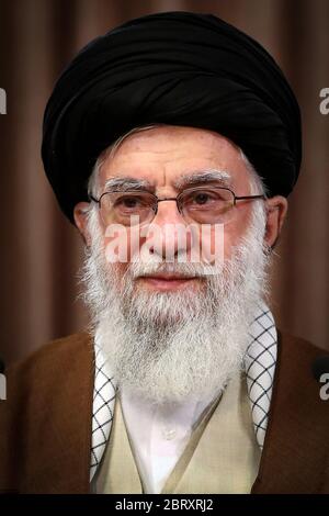 Teheran, Iran. 22 maggio 2020. Una foto resa disponibile dall'ufficio del leader supremo dell'Iran mostra, Ayatollah ALI KHAMENEI rivolgendosi alla nazione attraverso un discorso televisivo in diretta in occasione del giorno al-Quds (giorno di Gerusalemme), a Teheran, Iran. Khamenei venerdì ha definito Israele un 'tumore canceroso' che 'sarà senza dubbio sradicato e distrutto' in un discorso annuale a sostegno dei palestinesi, rinnovando le minacce contro il nemico dei mideasti iraniani. Il raduno annuale della Giornata del Quds a Teheran non si tiene a causa della diffusione del virus della SARS coronavirus COV-2, che causa la malattia di COVID-19. (Credit Image: © Iranian Supre Foto Stock