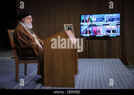 Teheran, Iran. 22 maggio 2020. Una foto resa disponibile dall'ufficio del leader supremo dell'Iran mostra, Ayatollah ALI KHAMENEI rivolgendosi alla nazione attraverso un discorso televisivo in diretta in occasione del giorno al-Quds (giorno di Gerusalemme), a Teheran, Iran. Khamenei venerdì ha definito Israele un 'tumore canceroso' che 'sarà senza dubbio sradicato e distrutto' in un discorso annuale a sostegno dei palestinesi, rinnovando le minacce contro il nemico dei mideasti iraniani. Il raduno annuale della Giornata del Quds a Teheran non si tiene a causa della diffusione del virus della SARS coronavirus COV-2, che causa la malattia di COVID-19. (Credit Image: © Iranian Supre Foto Stock