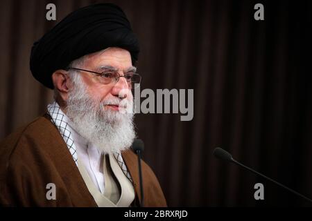 Teheran, Iran. 22 maggio 2020. Una foto resa disponibile dall'ufficio del leader supremo dell'Iran mostra, Ayatollah ALI KHAMENEI rivolgendosi alla nazione attraverso un discorso televisivo in diretta in occasione del giorno al-Quds (giorno di Gerusalemme), a Teheran, Iran. Khamenei venerdì ha definito Israele un 'tumore canceroso' che 'sarà senza dubbio sradicato e distrutto' in un discorso annuale a sostegno dei palestinesi, rinnovando le minacce contro il nemico dei mideasti iraniani. Il raduno annuale della Giornata del Quds a Teheran non si tiene a causa della diffusione del virus della SARS coronavirus COV-2, che causa la malattia di COVID-19. (Credit Image: © Iranian Supre Foto Stock