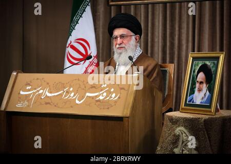 Teheran, Iran. 22 maggio 2020. Una foto resa disponibile dall'ufficio del leader supremo dell'Iran mostra, Ayatollah ALI KHAMENEI rivolgendosi alla nazione attraverso un discorso televisivo in diretta in occasione del giorno al-Quds (giorno di Gerusalemme), a Teheran, Iran. Khamenei venerdì ha definito Israele un 'tumore canceroso' che 'sarà senza dubbio sradicato e distrutto' in un discorso annuale a sostegno dei palestinesi, rinnovando le minacce contro il nemico dei mideasti iraniani. Il raduno annuale della Giornata del Quds a Teheran non si tiene a causa della diffusione del virus della SARS coronavirus COV-2, che causa la malattia di COVID-19. (Credit Image: © Iranian Supre Foto Stock