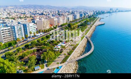 Vista aerea di Molos Promenade park sulla costa di Limassol dal centro città di Cipro. Vista panoramica dei pontili di fronte spiaggia di percorso a piedi, palme, Foto Stock