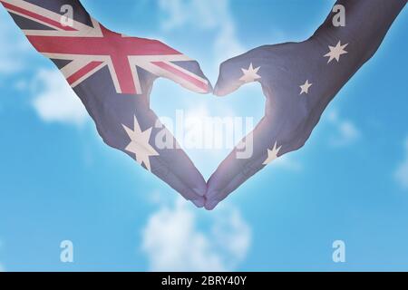 Bandiera australiana dipinta sulle mani a forma di cuore. Australia giorno. Foto Stock