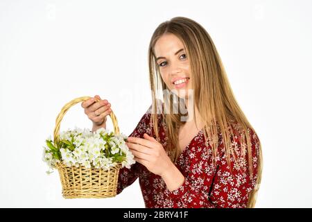 arrangiamento primaverile in fiore. splendido fiore estivo. designer fiorista femminile. giorno delle donne e delle madri. ragazza al negozio di fiori. regalo naturale. donna felice porta fiori nel cesto. Foto Stock