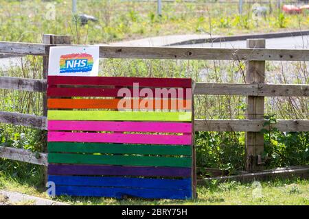 Un pallet dipinto in colori arcobaleno per ringraziare i lavoratori / staff NHS durante la pandemia coronavirus Foto Stock