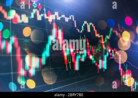 Grafico economico con schemi sul mercato azionario per gli affari finanziari e concetti e relazioni. Foto Stock