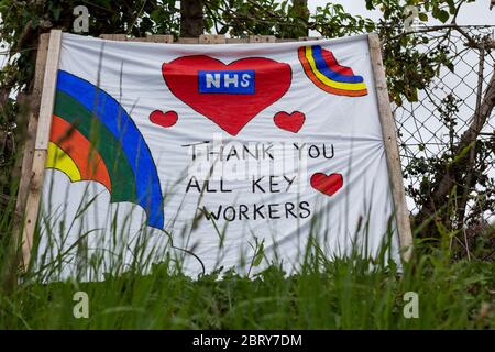 Un banner all'esterno di una casa ringrazia i lavoratori chiave NHS durante il periodo di chiusura del Covid-19. Foto Stock