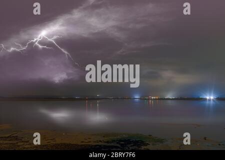 Alle 2:30 una tempesta di tuoni ha travolto l'estuario del fiume Torridge nel Devon settentrionale, con sia il fulmine a forchetta che a foglia che illumina la marea in arrivo ad AP Foto Stock