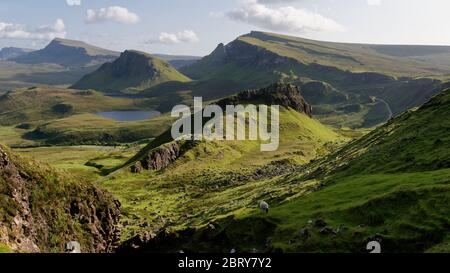 Cresta trottternish con Loch Leum na Luirginn & Cleat (336M) con Beinn Edra (611M di distanza), Bioda Buidhe (466M di altezza) & Cnoc A' Mheirlich (266M di distanza), Foto Stock