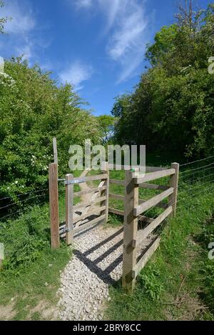 Loose Village, Kent, Regno Unito. Porta di bacio - che permette l'accesso per le persone ma non il bestiame - su un sentiero pubblico Foto Stock