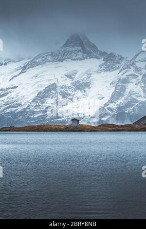 Vista stupenda sulla piccola capanna vicino al lago Bachalpsee con bellissima neve sulle montagne svizzere sullo sfondo. Bellezza del concetto di natura backgro Foto Stock
