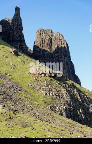 The Needle (445M Pinnacle) & Quiraing Center Peak South (437M al sole) dal Quiraing Path, Trotternish Ridge, Isola di Skye, Scozia, Regno Unito Foto Stock