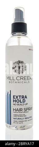 Winneconne, WI - 15 Maggio 2020: Una bottiglia di Mill Creek Botaniclas capelli spray su uno sfondo isolato Foto Stock