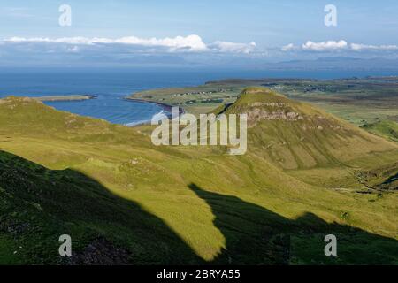 Dun Mor (278 metri) e Staffin Bay con l'ombra del carcere dal Quiraing Path, Trotternish Ridge, Isola di Skye, Scozia, Regno Unito Foto Stock