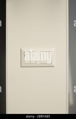 interruttore moderno sulla parete bianca a casa Foto Stock