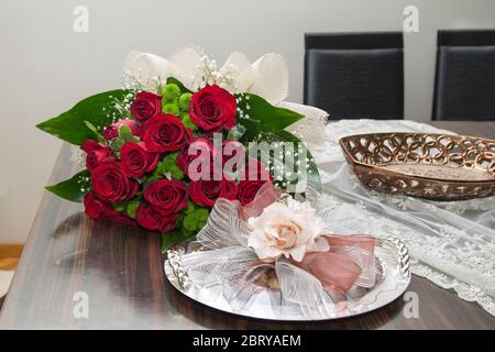 Bouquet di lusso in rose rosse su tavolo di legno Foto Stock
