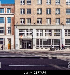 Pubblicazione dei pinguini, Casa casuale. façade ufficio e l'ingresso alla casa editrice di Pimlico, nel centro di Londra. Foto Stock