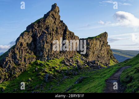 Sole in ritardo sulla prigione dal Quiraing Path, cresta di Trotternish, Isola di Skye, Scozia, Regno Unito Foto Stock