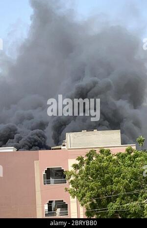 Karachi. 22 maggio 2020. La foto scattata con un telefono cellulare mostra fumo che si alza dal sito di incidente aereo nella città portuale pakistana meridionale di Karachi il 22 maggio 2020. Un aereo passeggeri della Pakistan International Airlines (PIA) che trasportava circa 100 persone si è schiantato in una zona residenziale il venerdì pomeriggio a Karachi, secondo i media locali e un funzionario. Credit: Sr/Xinhua/Alamy Live News Foto Stock