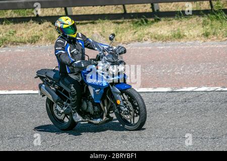 Triumph Tiger 800; motociclista; due ruote di trasporto, moto, veicolo, strade, moto, motociclisti che guidano sull'autostrada M6 Chorley, Regno Unito Foto Stock