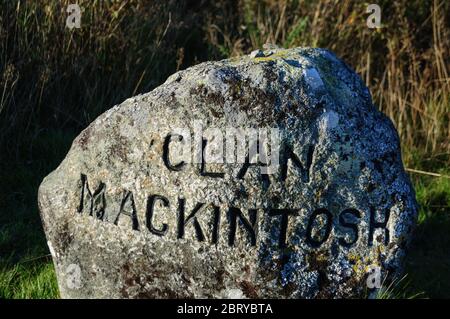 Lapide commemorante Clan Mackintosh al campo di battaglia di Culloden Foto Stock