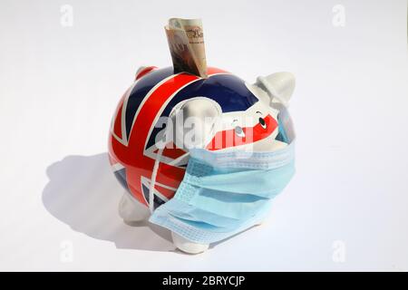 United Jack piggy bank con maschera coronavirus ON, UK Foto Stock