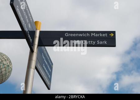 Greenwich Market & Cutty Sark Dlr Directional Sign In London. Foto Stock