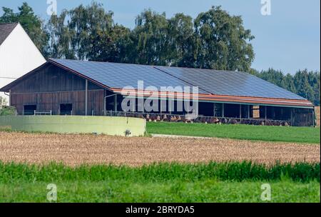 Stalla moderna con impianto fotovoltaico sul tetto. Foto Stock