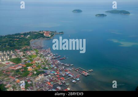 Vista aerea di un tradizionale villaggio nomade sul mare sull'isola tropicale pulau gaya, Borneo, Malesia Foto Stock