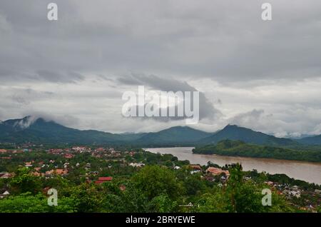 Vista aerea sulla città storica di Luang Prabang, Laos Foto Stock
