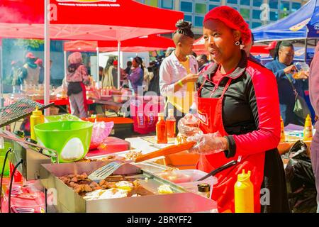 Soweto, Sudafrica - 8 settembre 2018: Diversi venditori africani che cucinano e servono vari piatti di strada a base di pane al festival all'aperto Foto Stock