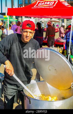 Soweto, Sudafrica - 8 settembre 2018: Diversi venditori africani che cucinano e servono vari piatti di strada a base di pane al festival all'aperto Foto Stock