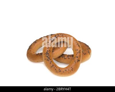 Bagel freschi con semi di papavero isolati su sfondo bianco Foto Stock