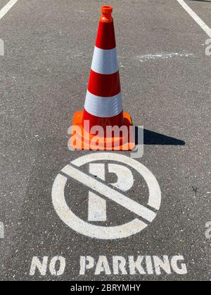 Vista su isolato senza cartello di parcheggio e testo dipinto su asfalto con cono stradale bianco arancione - Olanda Foto Stock