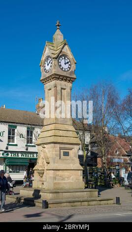 La storica Torre dell'Orologio del mercato a Market Place, Thirsk, North Yorkshire Foto Stock