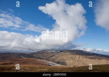 Vista invernale di un'impressionante nuvola di cumuli sulla cima del Cheviot nel Northumberland National Park Foto Stock