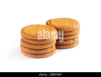 primo piano su un plie di biscotti di zenzero con più dietro isolato su uno sfondo bianco Foto Stock