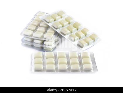 cinque strisce di gomma da nicotina anti-fumo in una confezione isolata su sfondo bianco Foto Stock