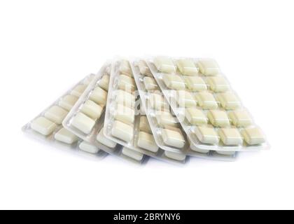 pila di gomma di nicotina anti-fumo in una confezione isolata su sfondo bianco Foto Stock