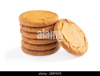 primo piano su una zenzero biscotti con uno si trovava isolato su uno sfondo bianco Foto Stock