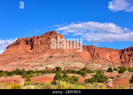 Formazioni di roccia rossa contro un cielo blu al Capitol Reef National Park, Utah. Foto Stock