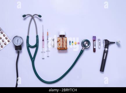 Sanità, una varietà di apparecchiature mediche utilizzate per la diagnosi e il trattamento di una condizione medica, stetoscopio, farmaci, otoscopio e una gamma di siringhe e farmaci. Foto Stock