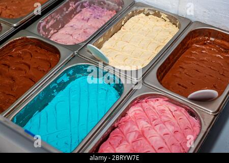 Diversi gusti colorati gelato servire banco con molti sapori misurabili. Sapori assortiti di Icecream al banco Foto Stock