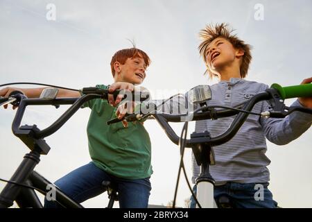 Due ragazzi che guidano le loro BMX. Foto Stock