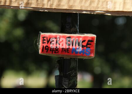 Roman Road, Londra - 22 maggio 2020: Cartelli fatti in casa in omaggio al personale dell'NHS, agli operatori sanitari e ai lavoratori chiave distaccati all'ingresso di Mile End Park, East London. Si chiede alle persone di 'allertare?, poiché le misure di blocco del coronavirus sono state parzialmente attenuate in Inghilterra. Foto: David Mbiyu/ Alamy Live News Foto Stock